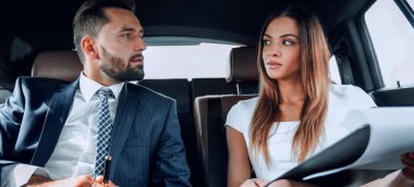 İş ekibi arabada birlikte çalışıyor.