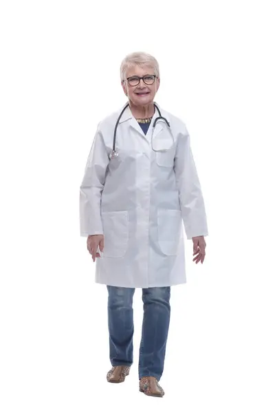 完全成长中 微笑的女医生大步向前走着 在白色背景上隔离 — 图库照片