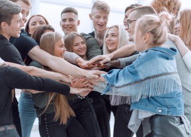 Kapat. Birliklerini gösteren bir grup genç insan. Takım çalışması kavramı