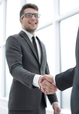 Onun partner.concept işbirliği ile el sıkışan up.businessman kapatın