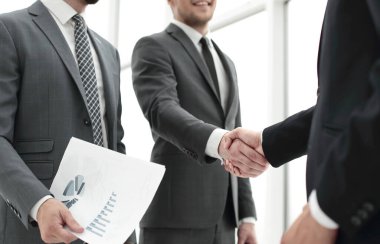 Finans ortaklarının el sıkışması. İşbirliği kavramı.