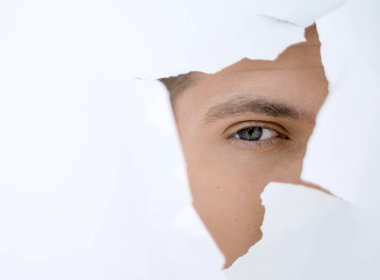 genç işadamı kopya alanı ile kağıt wall.photo bir delikten arıyorsunuz