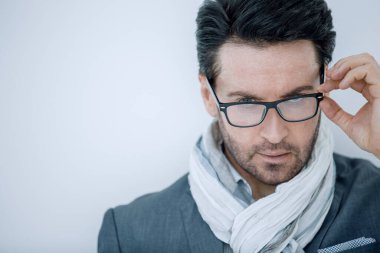 Yakın çekim. kopya alanı ile onun glasses.photo dokunmadan işadamı