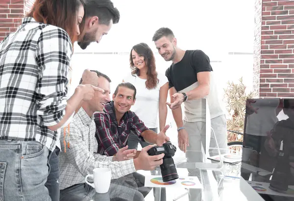 bir grup genç insan yeni fikirler yaratıcı ofiste tartışıyor.