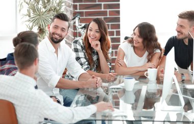 ofiste mevcut sorunların tartışılması gülümseyen bir takım closeup