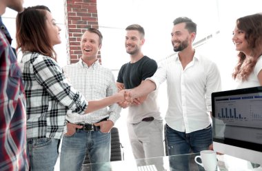 modern ofis iş karşılıklı. İşbirliği kavramı.