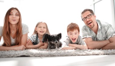 kopya alanı ile yeni yaşam room.photo içinde yatan iki çocuklu mutlu aile