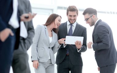 Yönetim Aracısı bir tablet tutan bir iş kadını için bir plan sunulması