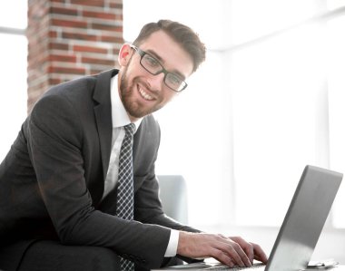 Çalışma alanı'ndaki modern dizüstü bilgisayar ile çalışan genç insanlar