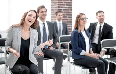 İşadamları belgeler veya Proje istatistikleri executive konferans Ofis masaları, yeni iş planı, yatırımcılar inandırıcı startupper yapma ortakları görüşmekte oturan tartışmak takım elbiseli