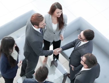 Toplantı sonrasında kendine güvenen Meslektaşlarım el sıkışma.