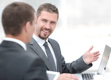 closeup.business meslektaşları kopya alanı ile bir Desk.photo oturan iş sorunları tartışıyor