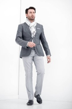 tam height.confident iş man.isolated ışık arka plan üzerinde