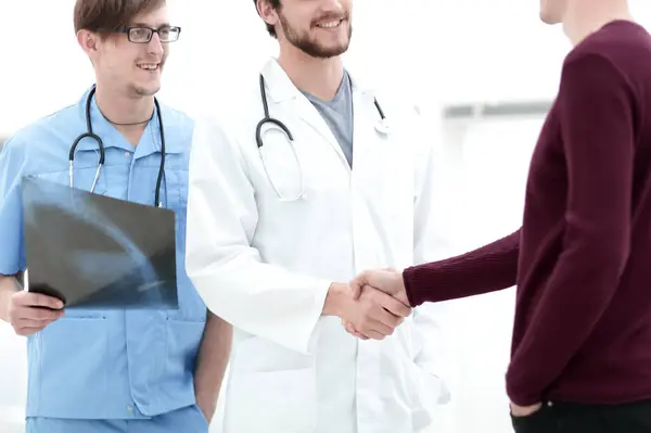 Lächelnder Arzt Beim Händeschütteln Eines Patienten Das Konzept Der Medizinischen — Stockfoto