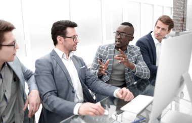 Yeni bir iş project.concept ortaklık tartışırken iş ortakları