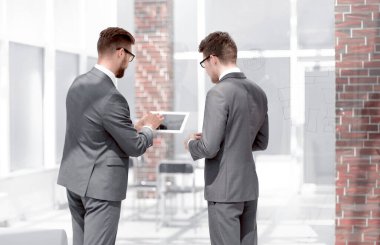 çalışanların dijital tablet kullanma bilgi tartışıyorlar. Uzay kopyalarını fotoğraf