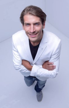 En baştan görüntüleyin. Kendine güvenen genç adam Camera.Photo kopya alanı ile seyir