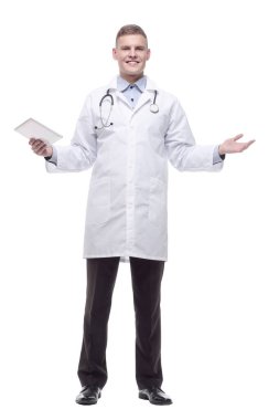 Tam gelişim. Dijital tabletli genç bir doktor. beyaz arkaplanda izole edilmiş.