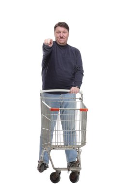 Tam gelişim. Alışveriş arabalı sıradan olgun bir adam. Beyaz bir arka planda izole edilmiş..