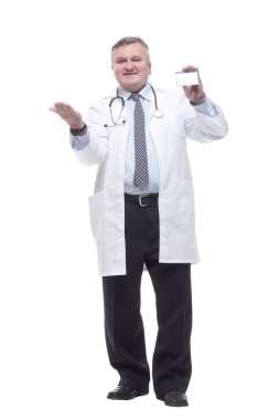 Yetişkin. Yetenekli doktor kartvizitini gösteriyor. beyaz arkaplanda izole edilmiş.