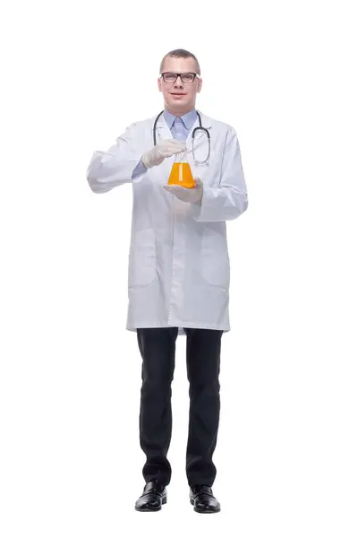 自信的男医生 戴着制服 戴着眼镜 与白色背景隔离 手持烧杯 免版税图库图片