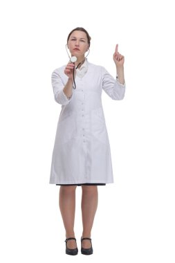 Tamamen büyümüş. Elinde steteskop olan bir kadın doktor. beyaz arkaplanda izole edilmiş.