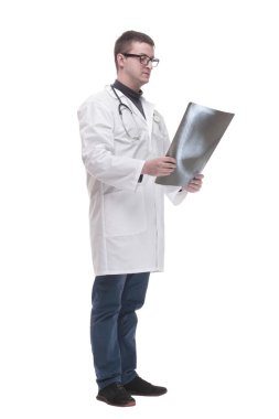 Tam gelişim. Röntgenle kendine güvenen bir erkek doktor. beyaz arkaplanda izole edilmiş.