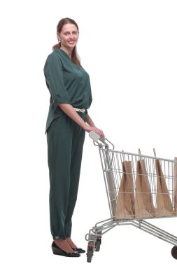 Alışveriş arabalı genç bir kadın kameraya bakıyor.