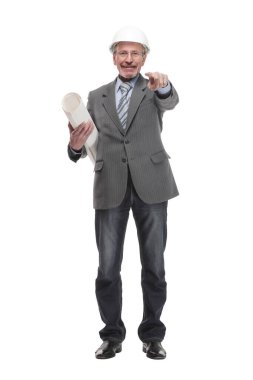 Başarılı mimarın portresi, başlık takıyor ve beyaz üzerine izole planlar yapıyor.