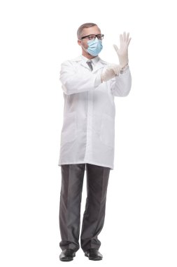 Tam gelişim. Koruyucu maskeli ve eldivenli doktor. beyaz arkaplanda izole edilmiş.