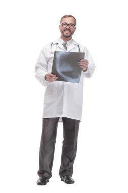 Tam gelişim. Röntgene bakan yetenekli bir doktor. beyaz arkaplanda izole edilmiş.