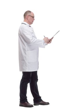 Tam gelişim. Beyaz bir arka planda izole edilmiş, dosyasına sahip nitelikli olgun bir doktor..