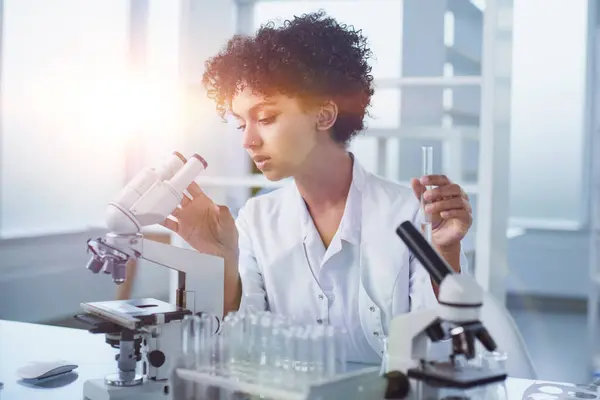 Medical Research Laboratory Female Scientist Working Micro — Stock Photo, Image