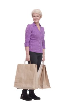 Tam gelişim. Alışveriş torbalarıyla gülümseyen sıradan bir kadın. beyaz arkaplanda izole edilmiş.