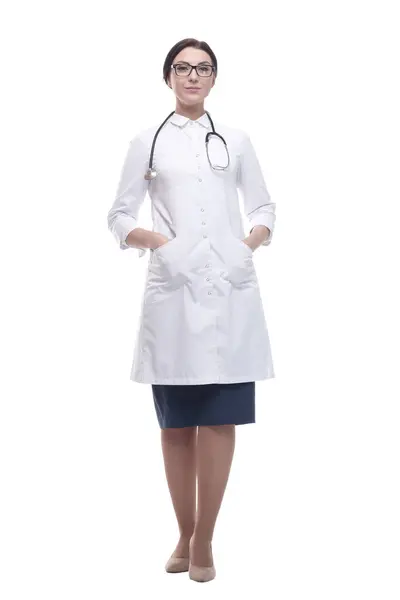 完全成长中 带听诊器的自信女医生 在白色背景上隔离 — 图库照片