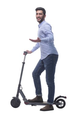 Yan görünüş. Elektrikli scooterlı çekici bir genç adam. beyaz arkaplanda izole edilmiş.