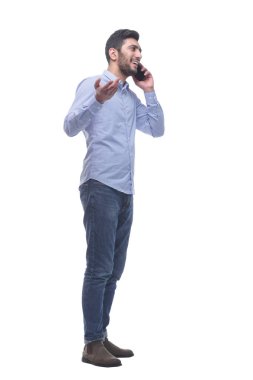 Yan görünüş. Sıradan bir adam cep telefonuyla konuşuyor. beyaz arkaplanda izole edilmiş.