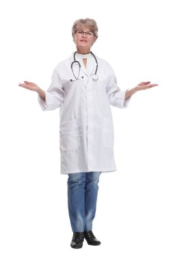 Çekici, mutlu, gülümseyen kadın doktor hemşirenin önü. Kolları çapraz duran, beyaz tenli doktor.