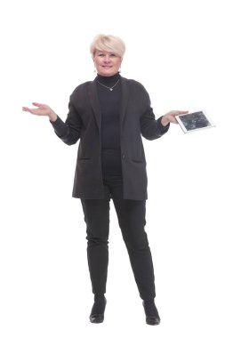 Tam gelişim. Dijital tabletli yetişkin bir iş kadını. beyaz arkaplanda izole edilmiş.