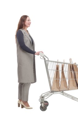 Tam gelişim. Alışveriş arabası olan zarif bir kadın. Beyaz bir arka planda izole edilmiş..