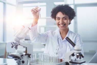 Tıbbi Araştırma Laboratuvarı. Mikro ile Çalışan Kadın Bilim Adamı