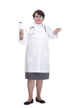 Tam gelişim. Elinde dezenfektanla kıdemli kadın doktor. beyaz arkaplanda izole edilmiş.