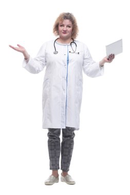 Tam boy. Dijital tabletli yaşlı kadın doktor. beyaz arkaplanda izole edilmiş.