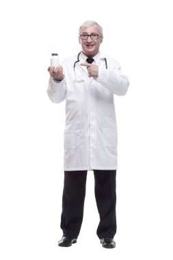Tam gelişim. Elinde dezenfektanla uzman bir doktor. Beyaz bir arka planda izole edilmiş. Gözlük.