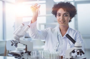 Tıbbi Araştırma Laboratuvarı. Mikro ile Çalışan Kadın Bilim Adamı