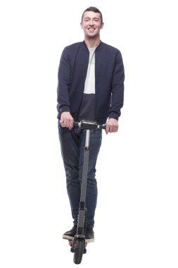 Elektrikli scooterlı gülümseyen genç adam. beyaz arkaplanda izole edilmiş.