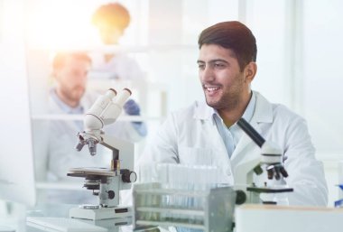 Laboratuvarda çalışan odaklanmış erkek bilim adamı