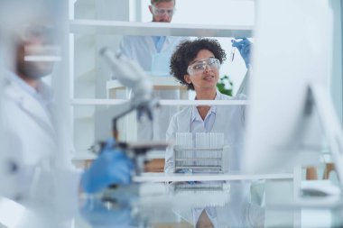 Mikroskop ve Mikrobiyoloji Örnekleri kullanarak Çalışan Bilim Adamları Ekibi