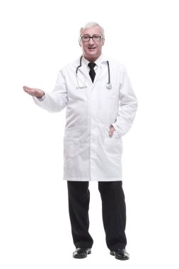 Steteskopu olan yetişkin bir doktor. beyaz arkaplanda izole edilmiş.