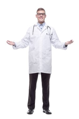 Tam gelişim. Steteskopu olan kendine güvenen genç bir doktor. beyaz arkaplanda izole edilmiş.